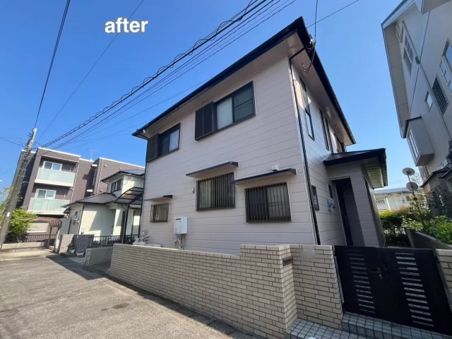こんにちは😃
施工物件のご紹介です✨

✨工事内容✨
足場工事
洗浄工事
目地打替え工事 
外壁塗装
屋根塗装
他付帯部分塗装
ベランダ天板塗装
戸袋塗装

外壁は、2色で塗装しております。

外壁　ベージュ系　15-70D
外壁　茶系 19-30D
屋根　ストレートブラック
戸袋　現状色

現状色がご希望されていて、近いお色で塗装致しました😌✨ご依頼いただきありがとうございました🙇

#宮崎
#宮崎塗装
#塗装宮崎
#宮崎塗装店 
#塗装 
#外壁塗装
#外壁塗装宮崎
#宮崎外壁塗装
#宮崎塗装
#屋根
#屋根塗装
#屋根塗装宮崎
#宮崎屋根塗装
#宮崎リフォーム
#リフォーム宮崎
#リフォーム
#宮崎工務店
#宮崎市工務店
#宮崎工務店
#屋根葺き替え 
#宮崎オール電化 
#宮崎エコキュート
#宮崎トイレリフォーム
#宮崎キッチンリフォーム
