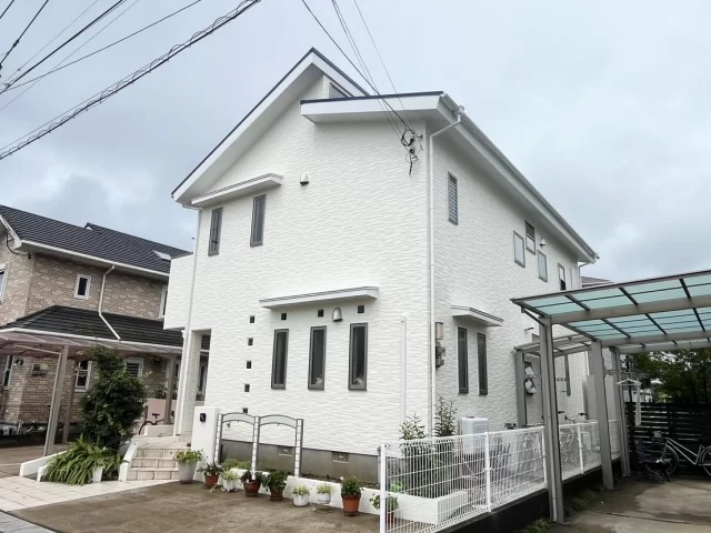 こんにちは😃
施工物件のご紹介です✨

✨工事内容✨
足場工事
洗浄工事
目地打替え工事 
外壁塗装
屋根塗装
他付帯部分塗装
外塀、門柱塗装

外壁は、1色で塗装しております。

外壁　白系　25-92B
屋根　ディープブルー
外塀、門柱　白系　25-92B

現状色ご希望で、元のお色に近いお色で、塗装しました😌とても美しい白のお色ですね✨😌
門柱も外塀も外壁と同じお色で、玄関周りから美しいです💕🥺
ご依頼頂きありがとうございました🙇

#宮崎
#宮崎塗装
#塗装宮崎
#宮崎塗装店 
#塗装 
#外壁塗装
#外壁塗装宮崎
#宮崎外壁塗装
#宮崎塗装
#屋根
#屋根塗装
#屋根塗装宮崎
#宮崎屋根塗装
#宮崎リフォーム
#リフォーム宮崎
#リフォーム
#宮崎工務店
#宮崎市工務店
#宮崎工務店
#屋根葺き替え 
#宮崎オール電化 
#宮崎エコキュート
#宮崎トイレリフォーム
#宮崎キッチンリフォーム