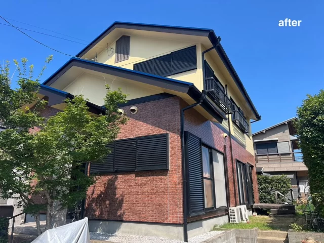 こんにちは😃
施工物件のご紹介です✨

✨工事内容✨
足場工事
洗浄工事
目地打替え工事 
外壁塗装
屋根塗装
他付帯部分塗装
雨戸塗装
換気扇羽交換

外壁は、2色で塗装しております。

外壁　1階　クリヤー
外壁　2階　ベージュ系　22-80H
屋根　ディープブルー
雨戸　黒　N-15

1階の外壁は、クリア塗装で元の素材のお色を生かして、
塗装致しました😊現状色で塗装後、艶がでて、どの角度からみても美しく輝いて見えます✨素敵に大変身です💕💕🥺
ご依頼頂きありがとうございました🙇

#宮崎
#宮崎塗装
#塗装宮崎
#宮崎塗装店 
#塗装 
#外壁塗装
#外壁塗装宮崎
#宮崎外壁塗装
#宮崎塗装
#屋根
#屋根塗装
#屋根塗装宮崎
#宮崎屋根塗装
#宮崎リフォーム
#リフォーム宮崎
#リフォーム
#宮崎工務店
#宮崎市工務店
#宮崎工務店
#屋根葺き替え 
#宮崎オール電化 
#宮崎エコキュート
#宮崎トイレリフォーム
#宮崎キッチンリフォーム