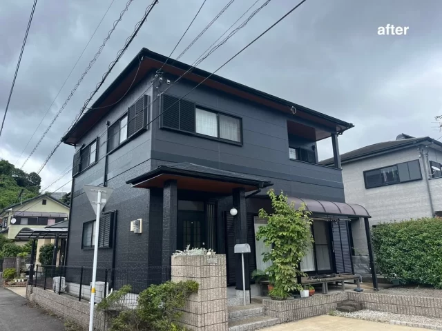 こんにちは😃
施工物件のご紹介です✨

✨工事内容✨
足場工事
洗浄工事
目地打替え工事 
外壁塗装
屋根塗装
他付帯部分塗装
戸袋塗装

外壁は、1色です。

外壁　全体　黒系　N-20
屋根　ストレートブラック
戸袋　黒系　N-15

外壁全体を黒系で塗装し、モンダで洗練された印象になりました✨😌
軒天井には、茶系の１５－４０Ｐを採用し、外観から柔らかい温もりが感じられます😌✨
ご依頼頂きありがとうございました🙇

#宮崎
#宮崎塗装
#塗装宮崎
#宮崎塗装店 
#塗装 
#外壁塗装
#外壁塗装宮崎
#宮崎外壁塗装
#宮崎塗装
#屋根
#屋根塗装
#屋根塗装宮崎
#宮崎屋根塗装
#宮崎リフォーム
#リフォーム宮崎
#リフォーム
#宮崎工務店
#宮崎市工務店
#宮崎工務店
#屋根葺き替え 
#宮崎オール電化 
#宮崎エコキュート
#宮崎トイレリフォーム
#宮崎キッチンリフォーム