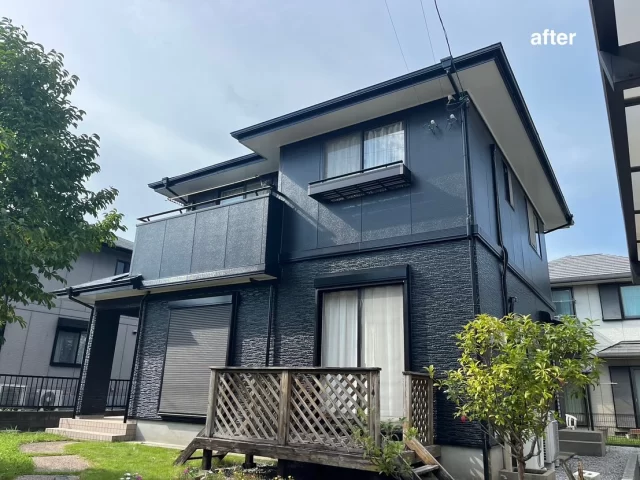 こんにちは😃
施工物件のご紹介です✨

✨工事内容✨
足場工事
洗浄工事
目地打替え工事 
外壁塗装
屋根塗装
他付帯部分塗装
シャッターBOX塗装
蛇口取替工事
浴室リモコン取替工事

外壁は、2色です。

外壁　全体　黒系　N-15
玄関周り　　白系　N-90

シャッターBOX N-15

黒色に統一してお色を決められました💓
玄関周りの白色がアクセントでおしゃれです。
他、工事ご依頼頂きありがとうございました🙇

#宮崎
#宮崎塗装
#塗装宮崎
#宮崎塗装店 
#塗装 
#外壁塗装
#外壁塗装宮崎
#宮崎外壁塗装
#宮崎塗装
#屋根
#屋根塗装
#屋根塗装宮崎
#宮崎屋根塗装
#宮崎リフォーム
#リフォーム宮崎
#リフォーム
#宮崎工務店
#宮崎市工務店
#宮崎工務店
#屋根葺き替え 
#宮崎オール電化 
#宮崎エコキュート
#宮崎トイレリフォーム
#宮崎キッチンリフォーム