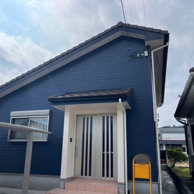 こんにちは😃
施工物件のご紹介です✨

✨工事内容✨
足場工事
洗浄工事
目地打替え工事 
外壁塗装
他付帯部分塗装

外壁は、3色で塗装。

外壁全体　青系　75-30D
外壁玄関扉周り ベージュ系　21-90B
ベランダ　青系　75-20D

工事ご依頼いただきましてありがとうございました🙇

#宮崎
#宮崎塗装
#塗装宮崎
#宮崎塗装店 
#塗装 
#外壁塗装
#外壁塗装宮崎
#宮崎外壁塗装
#宮崎塗装
#屋根
#屋根塗装
#屋根塗装宮崎
#宮崎屋根塗装
#宮崎リフォーム
#リフォーム宮崎
#リフォーム
#宮崎工務店
#宮崎市工務店
#宮崎工務店
#屋根葺き替え 
#宮崎オール電化 
#宮崎エコキュート
#宮崎トイレリフォーム
#宮崎キッチンリフォーム